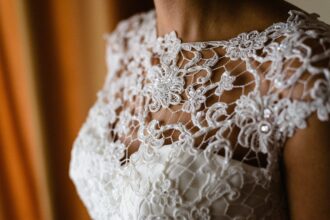 Detail of a white and elegant wedding dress.