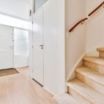 Nicely furnished entrance hall in white tones